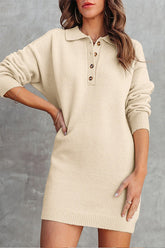 Aprikosenfarbenes Etuikleid aus Strick mit Polokragen und Mini-Pullover